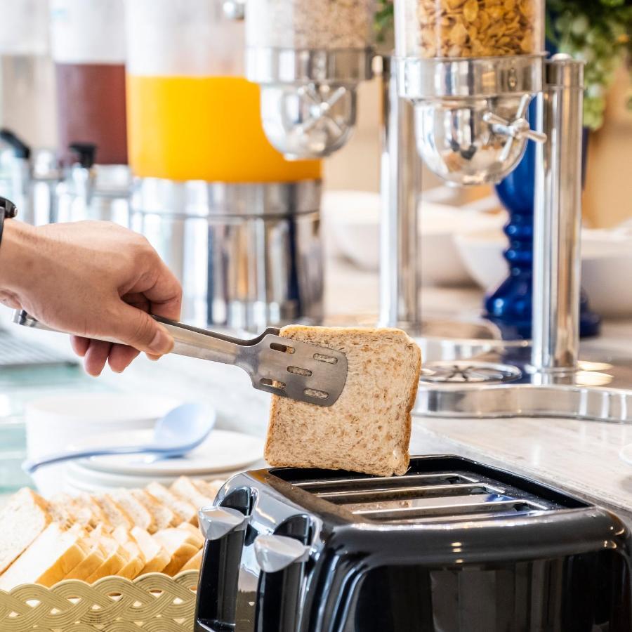 The Airport Courtyard Suvarnabhumi Airport بانكوك المظهر الخارجي الصورة A toaster being used