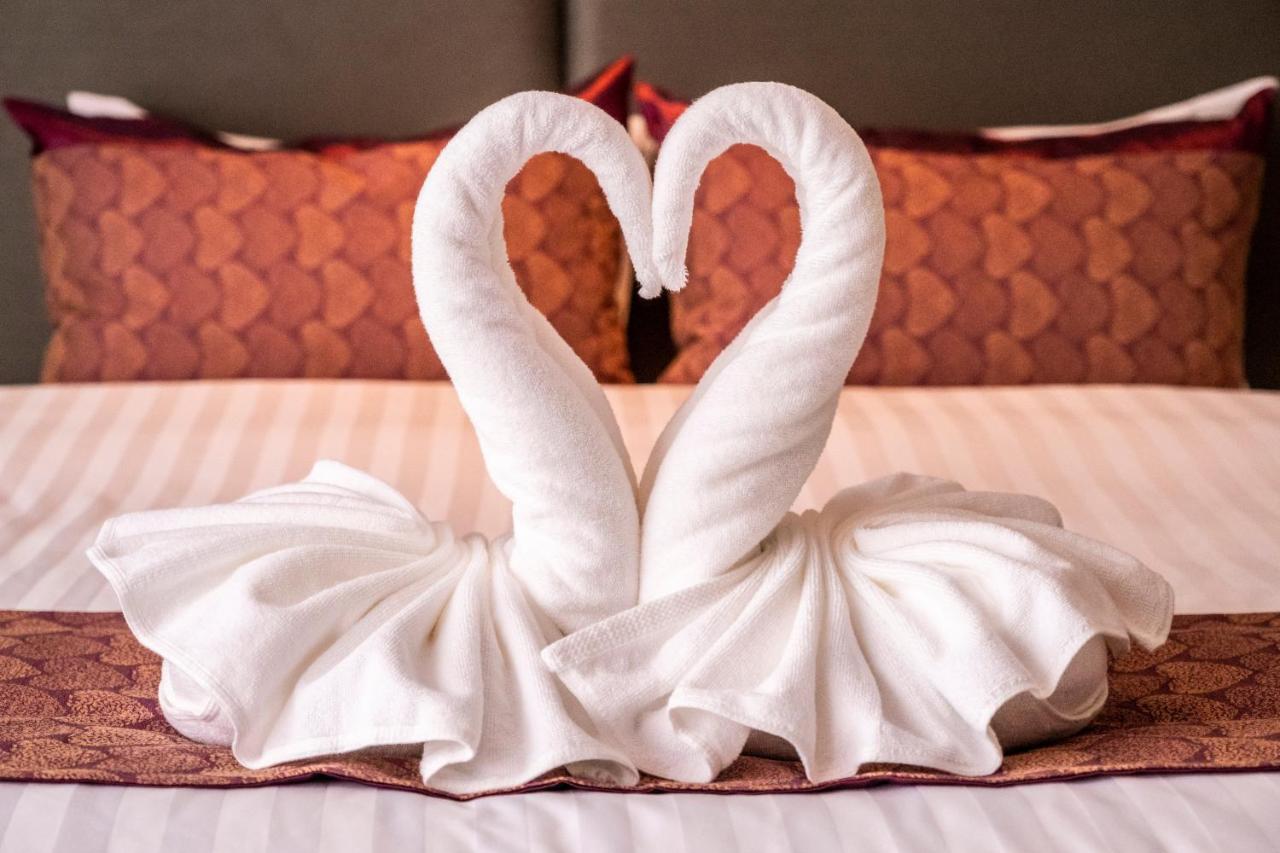 The Airport Courtyard Suvarnabhumi Airport بانكوك المظهر الخارجي الصورة Towel swans