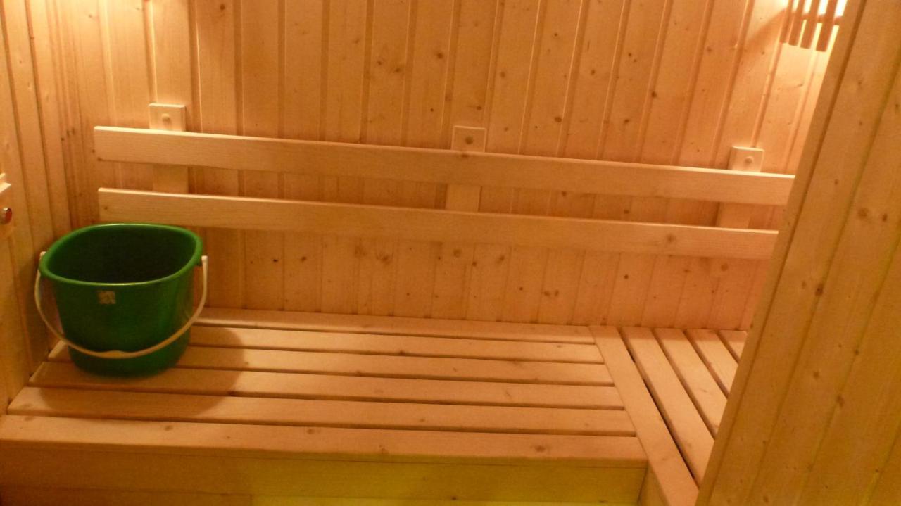 The Airport Courtyard Suvarnabhumi Airport بانكوك المظهر الخارجي الصورة A bench in a Finnish sauna