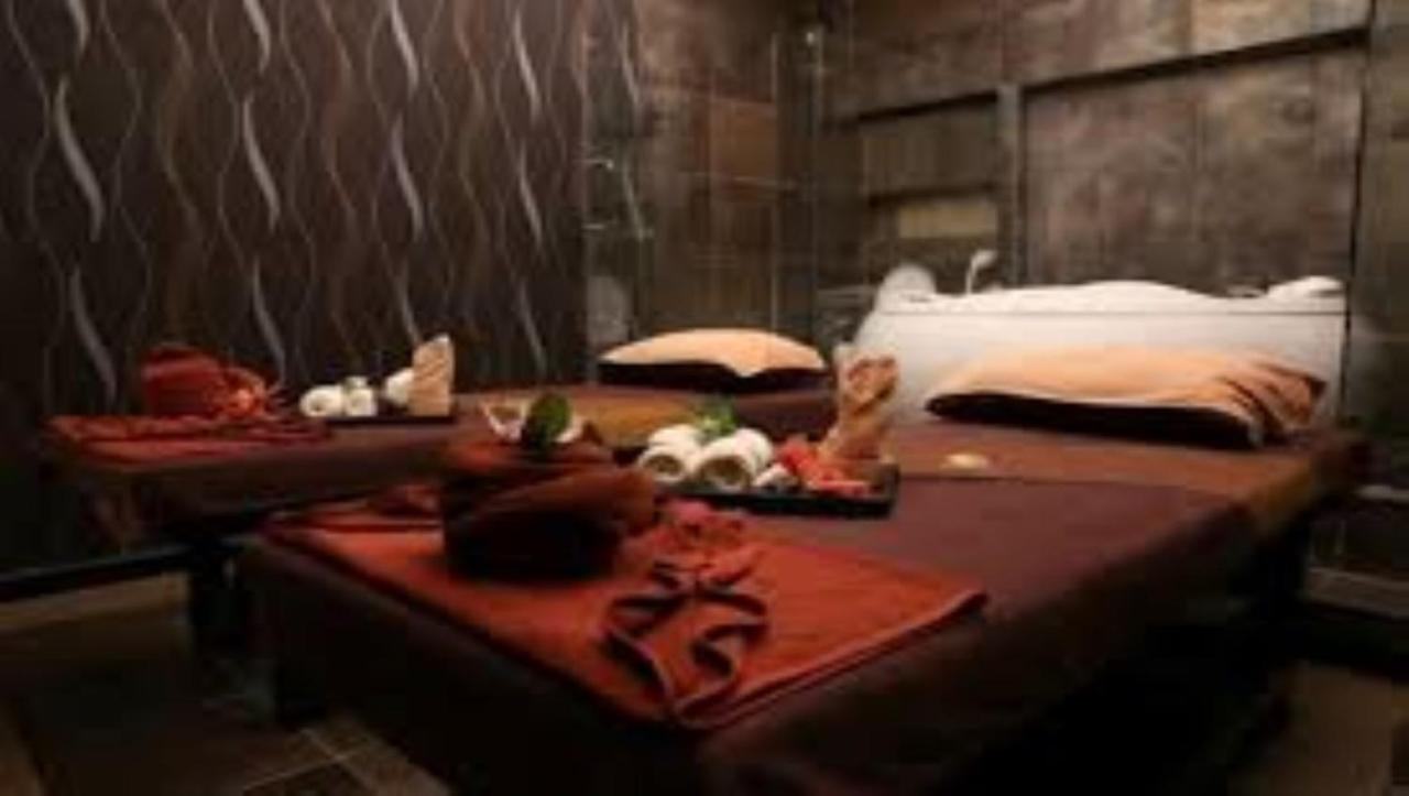The Airport Courtyard Suvarnabhumi Airport بانكوك المظهر الخارجي الصورة A massage table at a spa