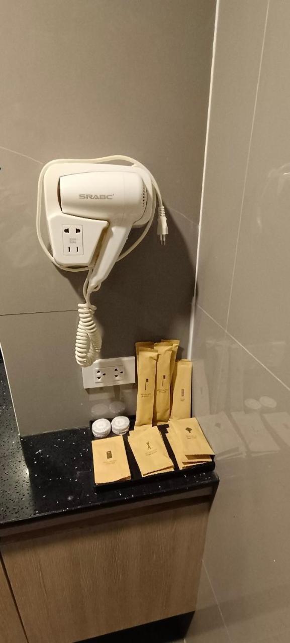 The Airport Courtyard Suvarnabhumi Airport بانكوك المظهر الخارجي الصورة A hair dryer in a hotel bathroom