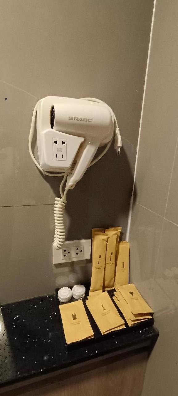 The Airport Courtyard Suvarnabhumi Airport بانكوك المظهر الخارجي الصورة A hair dryer in a hotel bathroom