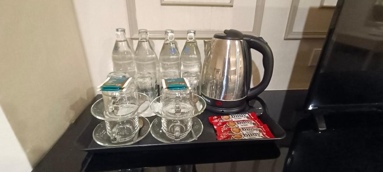 The Airport Courtyard Suvarnabhumi Airport بانكوك المظهر الخارجي الصورة Bottled water and a kettle in a hotel room